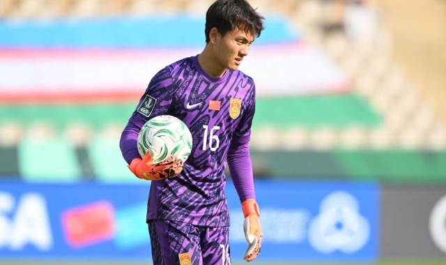 开云体育-Kaiyun Sports-中超超巨失误！李昊黄油手，中超已丢50球，杜月徵半场压哨破门