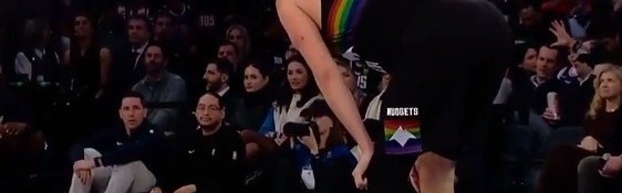 开云体育-Kaiyun Sports-让人揪心！约基奇无对抗应力性摔倒&amp;掘金喊暂停 好在无碍继续打