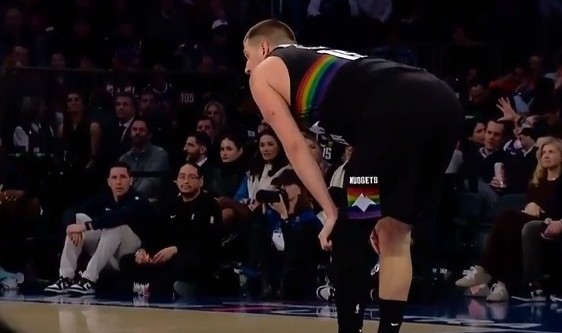 开云体育-Kaiyun Sports-让人揪心！约基奇无对抗应力性摔倒&amp;掘金喊暂停 好在无碍继续打