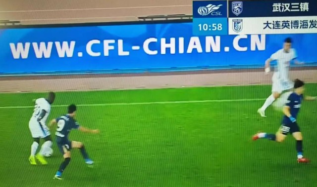 开云体育APP下载-有些离谱，中超广告牌上中足联网址中的“CHINA”字样被拼错