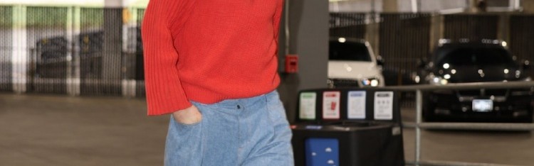 开云体育APP下载-开拓者众将入场穿搭：阿夫迪亚精致发型 乐福小书包