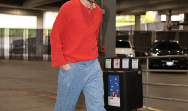 开云体育APP下载-开拓者众将入场穿搭：阿夫迪亚精致发型 乐福小书包