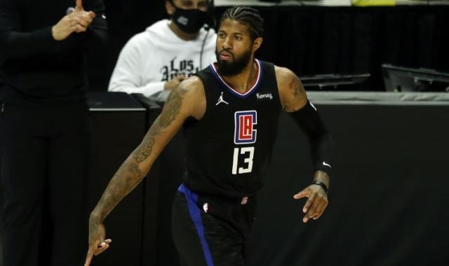 开云体育-Kaiyun Sports-【现场】当德克欢呼的时候 懵逼的卢指导做了什么？