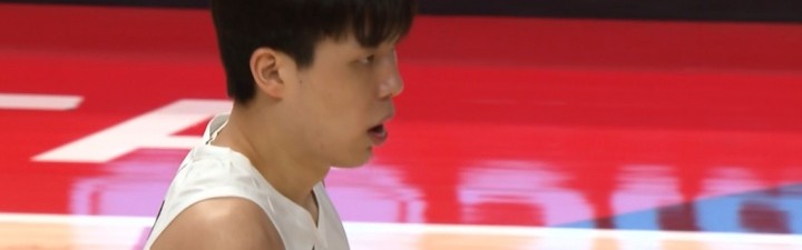 积极性拉满！杨瀚森首节登场已经连续拿下3个篮板！