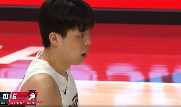 积极性拉满！杨瀚森首节登场已经连续拿下3个篮板！