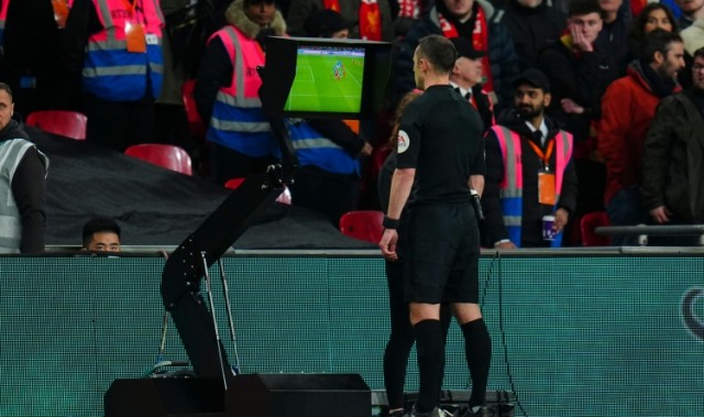 曼联等三队因VAR误判吃亏2次英超最多，获益最多的则是切尔西