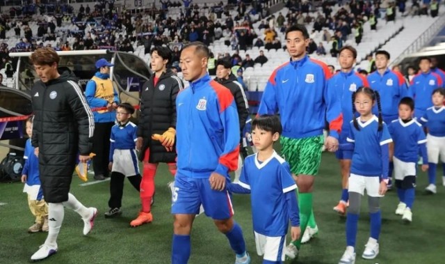 开云体育-Kaiyun Sports-富得流油，申花仅一年球衣广告就3亿，还有门票周边，可独立运营|上海申花|中超|上海申花足球俱乐部|球迷|收入_新浪体育_新浪新闻