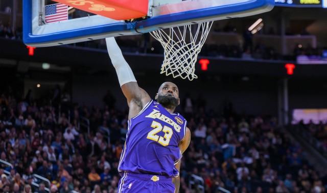 kaiyun.com-生涯场均20+5+5赛季次数：詹姆斯23次断档领先 第二名仅10次